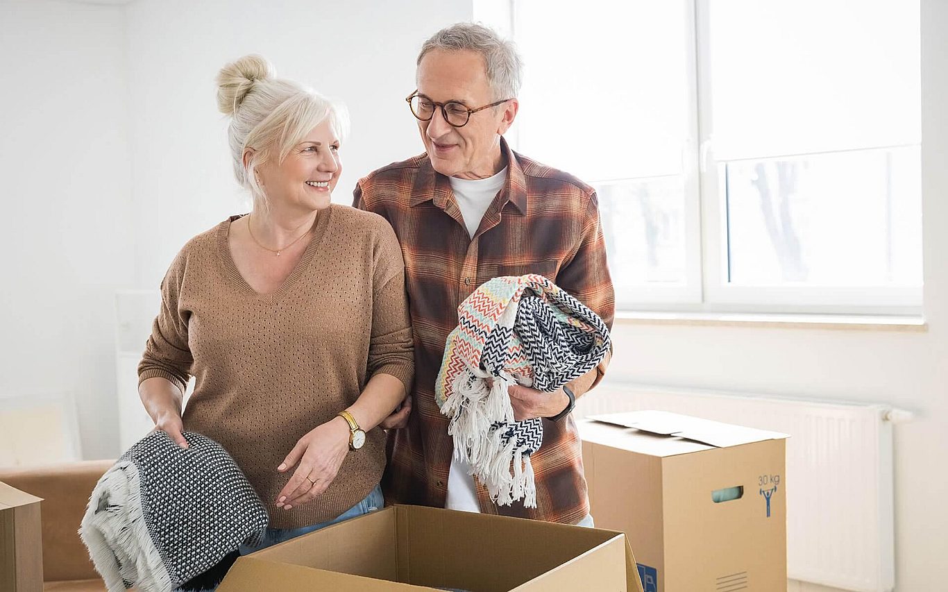 Couple Packing Moving Boxes 1920x1200